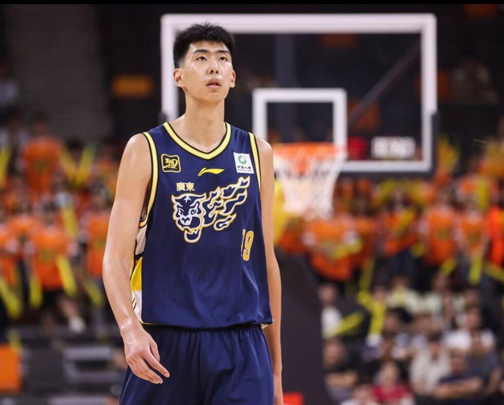 开云体育-Doinb迎来十二赛季出色发挥，瑞士队观众热烈欢呼！