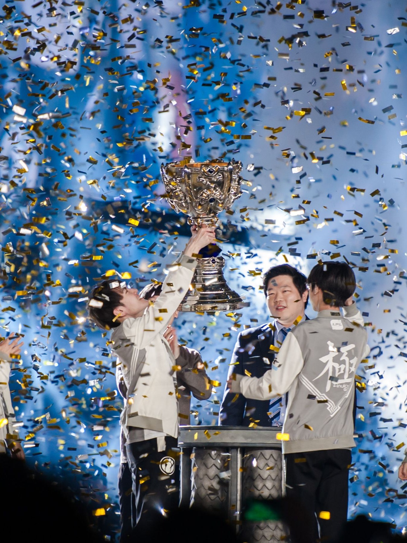 KAIYUN-关于Rookie回归赛场，赛况扑朔迷离首场状态亮眼，FPX观众沸腾！的信息