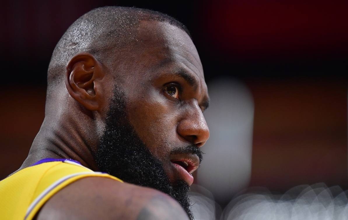 KAIYUN-詹姆斯迎来十二赛季高光表现，雄鹿球迷沸腾！的简单介绍